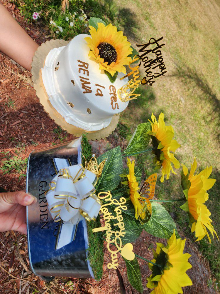 I make a personalized cake for Mother's Day, homemade and floral arrangements, if you are interested, I can deliver to your home in the Deland area, a