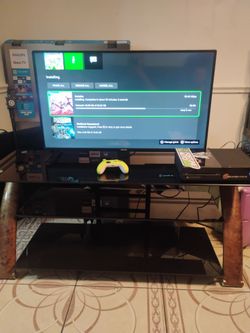 Tv Phillips 40 inch Xbox one and the Tv Stand