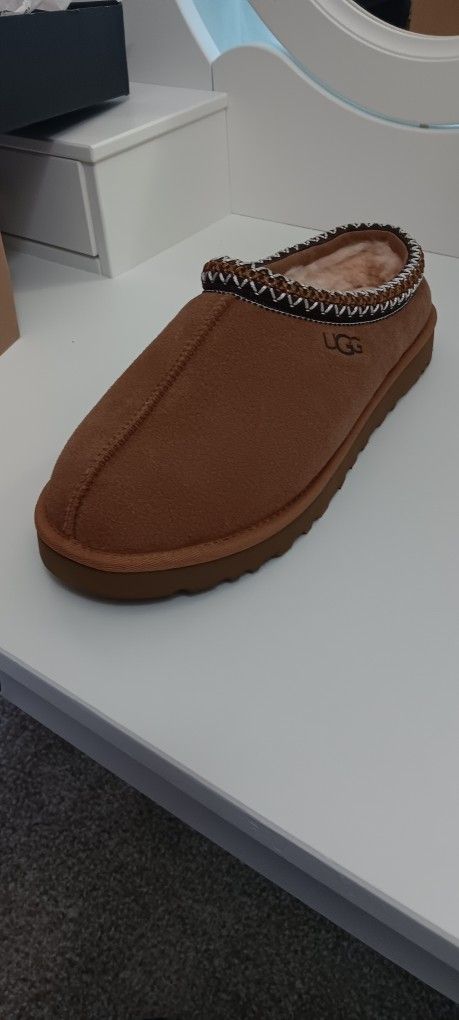 New Uggs Size 9 Unisex