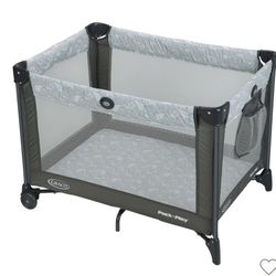 Playing and Pack portable Playpen Graco