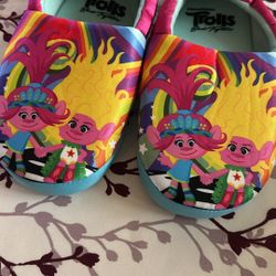 ♦️NEW♦️ Girl’s Trolls slippers