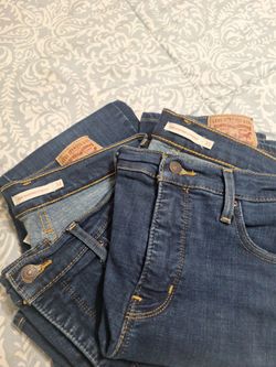 2 pair of 317 shaping straight Levi jeans in excellent condition both For 30 dollars total price. 31 waist size 10