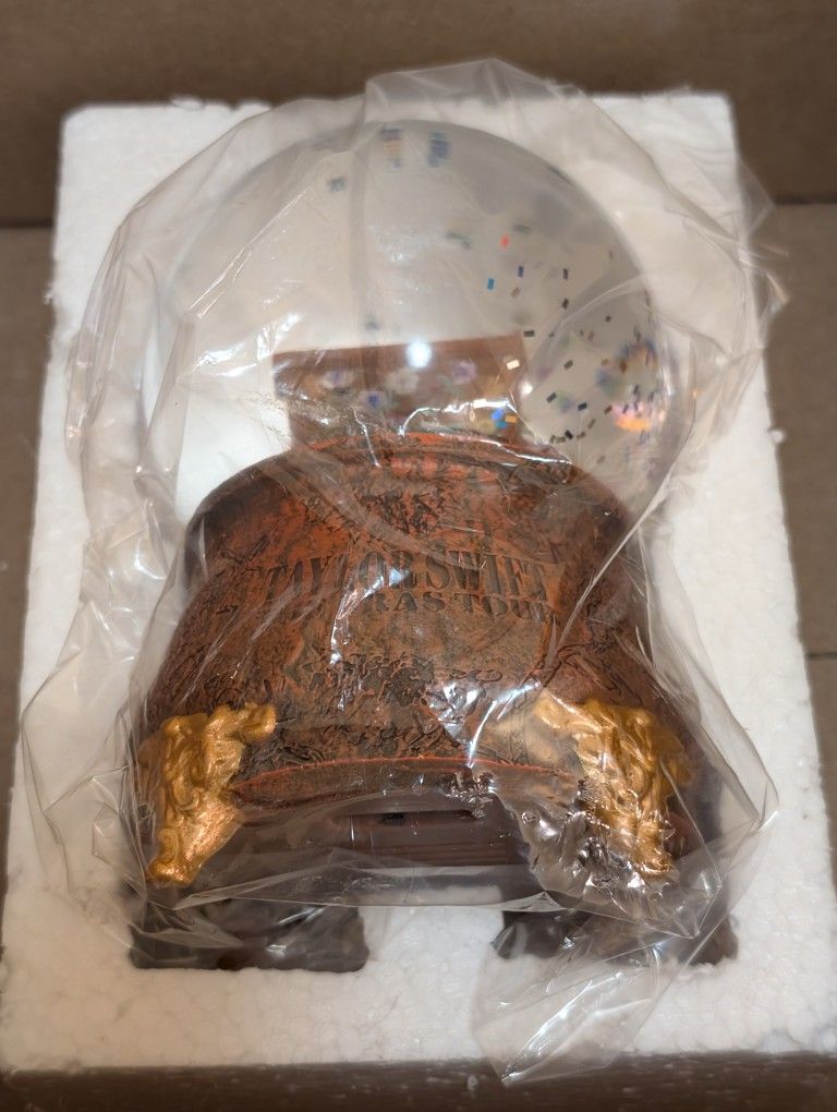 Taylor Swift Snow Globe New