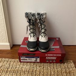 Woman’s Size 7 Snow Boots 
