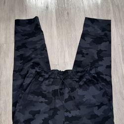 Lululemon Womens Camo Pants Size 8