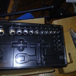 Craftaman 3/8 dr metric sockets 14 pcs 4-19,https://offerup.com/redirect/?o=MjFtbS5uZXc=