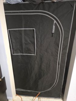 (2x4)indoor growTent comes w 2 (spiderfarmer)lights 2 fans