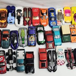 Lot Of 62 Mixed vtg and modern Diecast Hot Wheels, Mattel, Matchbox With Case
