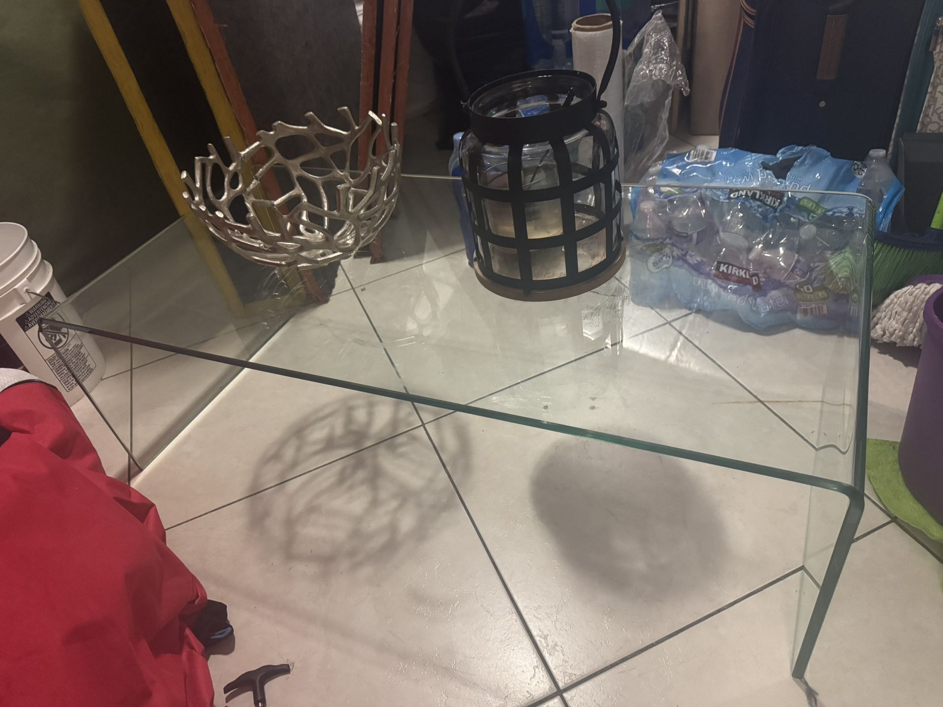 mesita de centro d sala $100 , espejo redondo de madera $60 , silla color gris con las patas transparentes $100 y búcaro d metal plateado $ 100