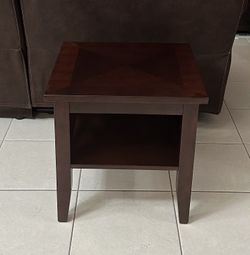 ⭐️⭐️⭐️ Square Solid Wood End Table / Side Table / Coffee Table - Excellent Condition !! ⭐️⭐️⭐️
