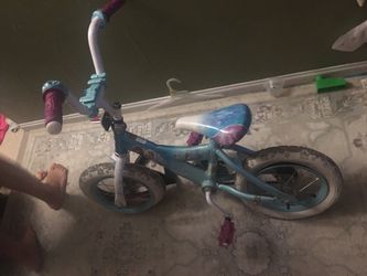 Little girl bike including training whels