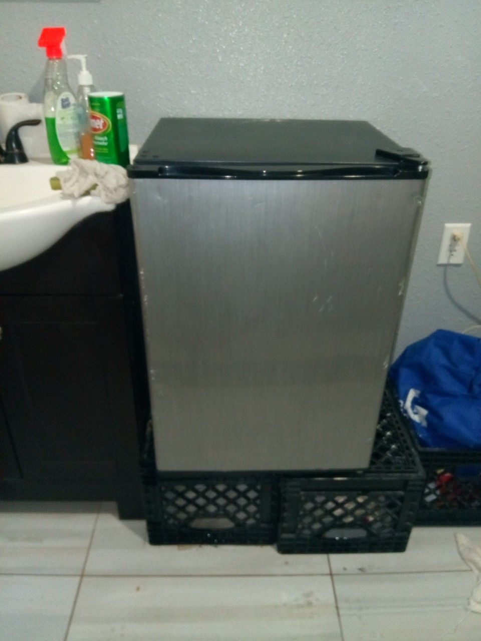 Emerson mini fridge w/ small freezer