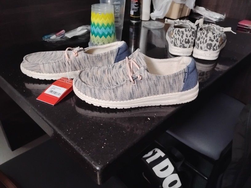 Women's Size 8 Hey Dudes