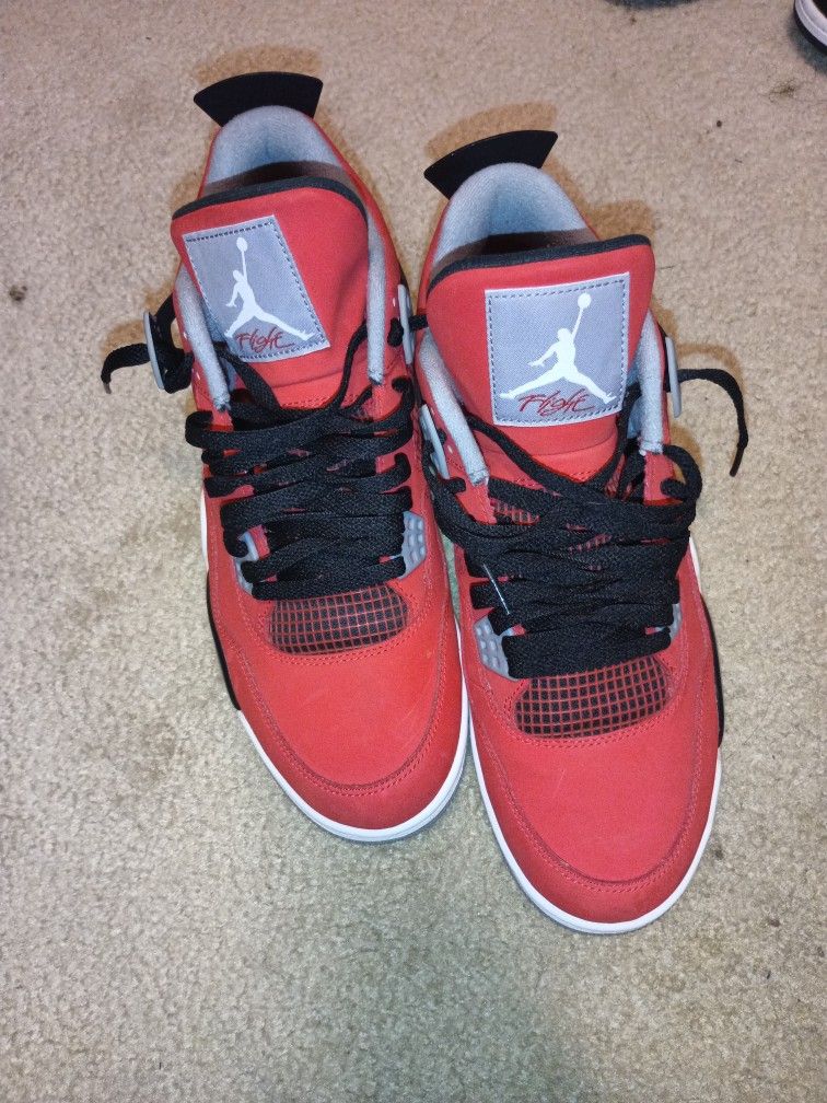 Jordan 4 Retro
- Toro Bravo Sz 11