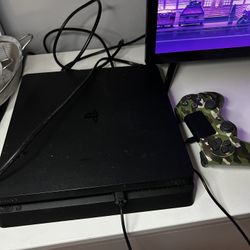 PlayStation 4 With Controller ( READ DESCRIPTION)