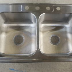 $30  (33" x 22" x 8")  ELKAY SILVERCAST MERIDIAN  DOUBLE  BOWL SINK • Paint Drops Need To Be Removed. Easy Fix
