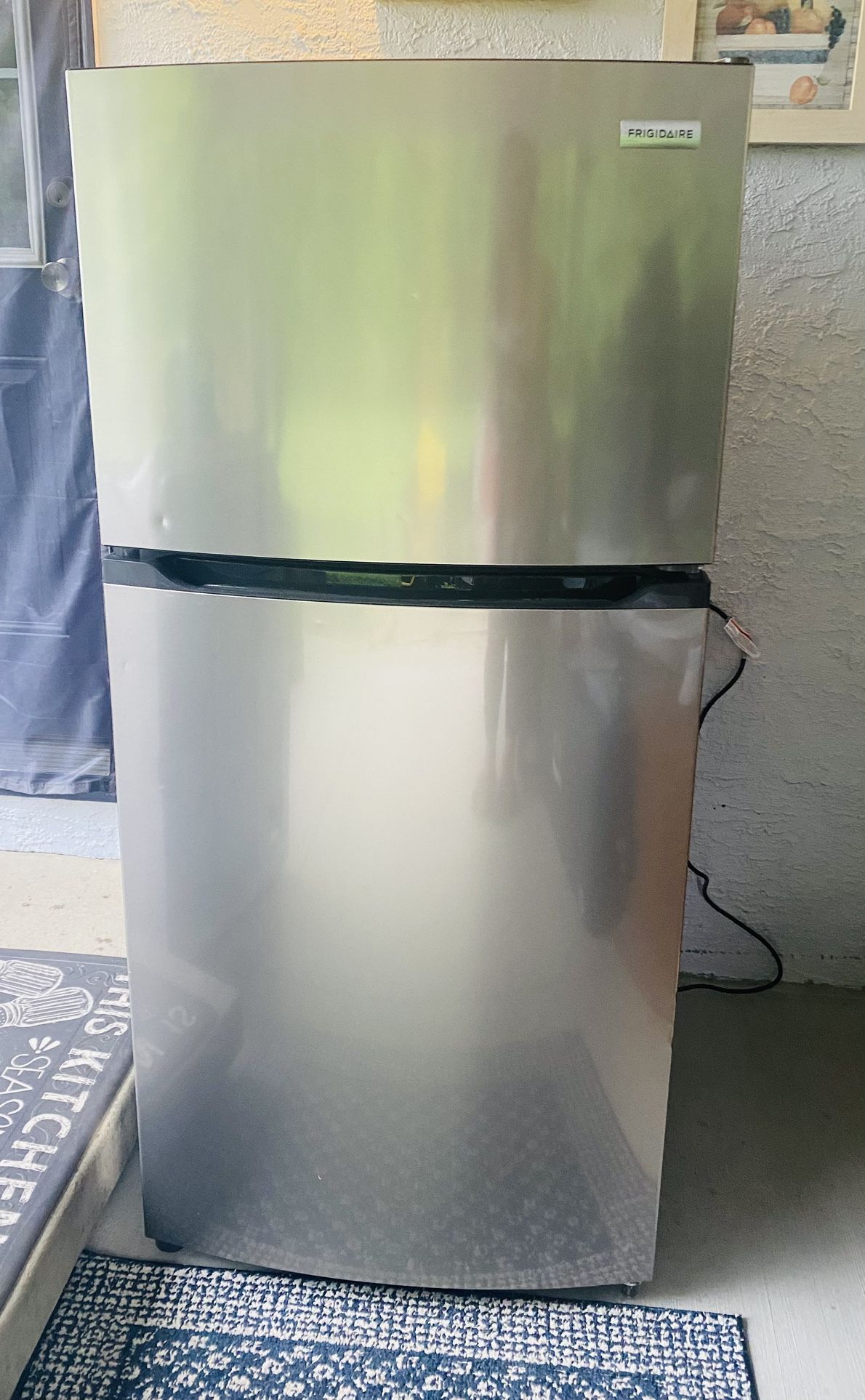 Frigidaire 14 cu. ft. top freezer refrigerator