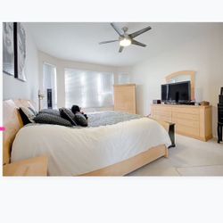 Bedroom Set Excellent Condition See Description