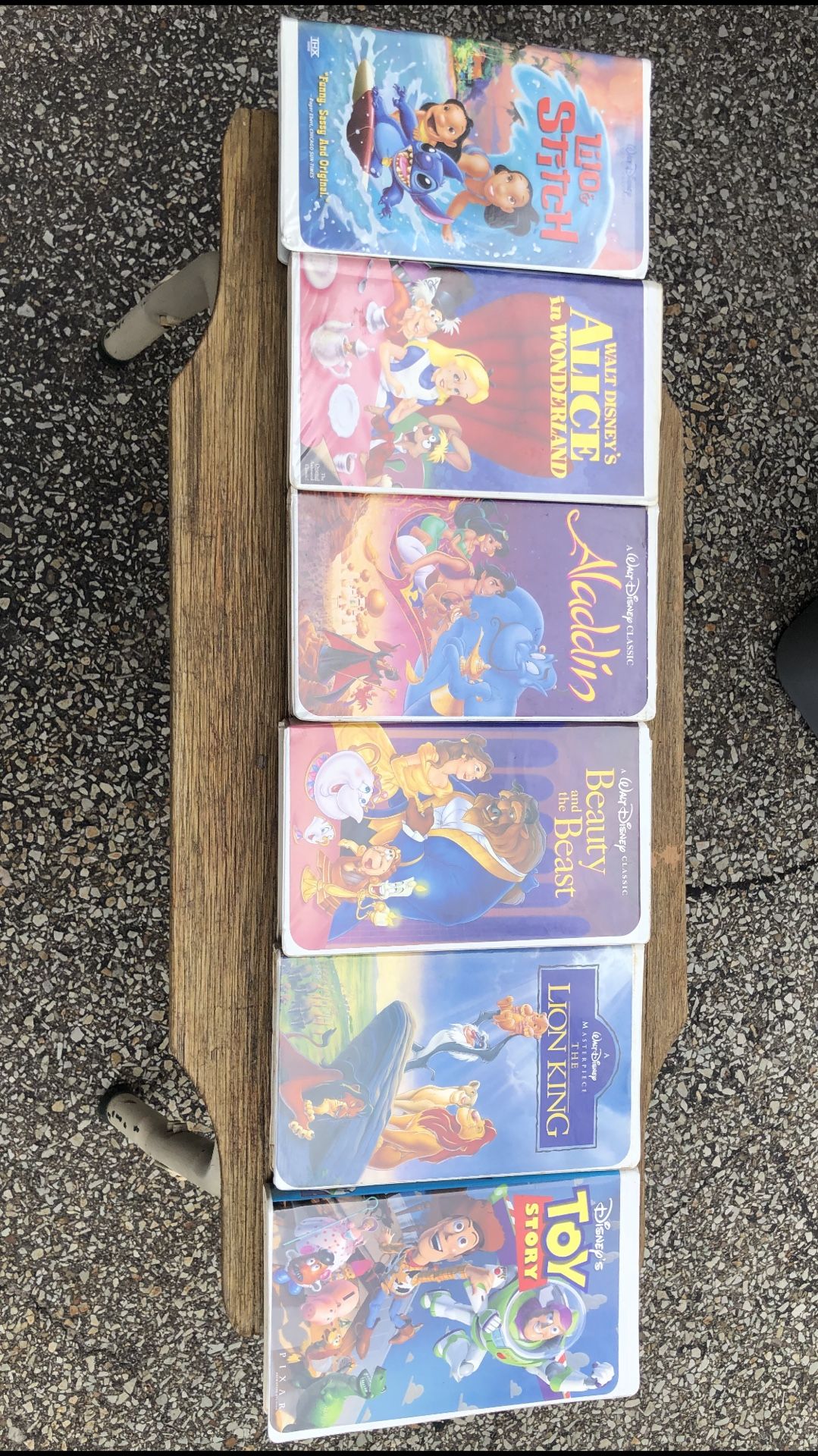 6 VHS Disney Classic Movies .