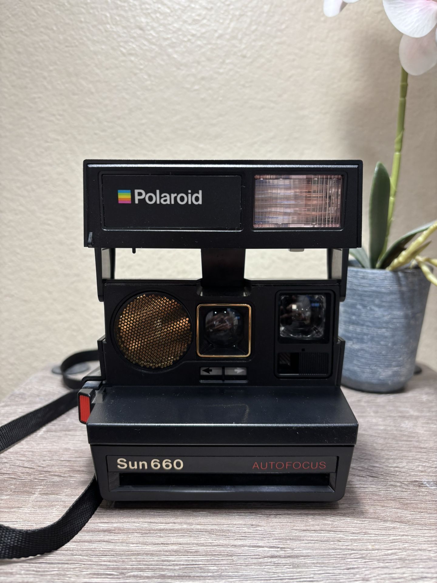 Vintage Polaroid Sun 660 Autofocus Instant Camera
