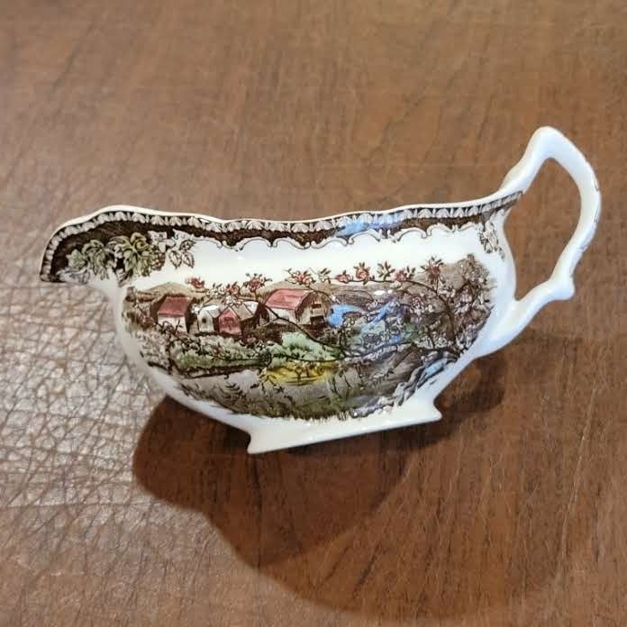 Vintage Friendly Village Johnson Bros vintage transferware gravy boat. 
Pre-owned, great shape, no chips , cracks or crazing. 