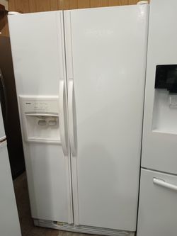 Whirlpool side by side refrigerator everything works good 📌📌