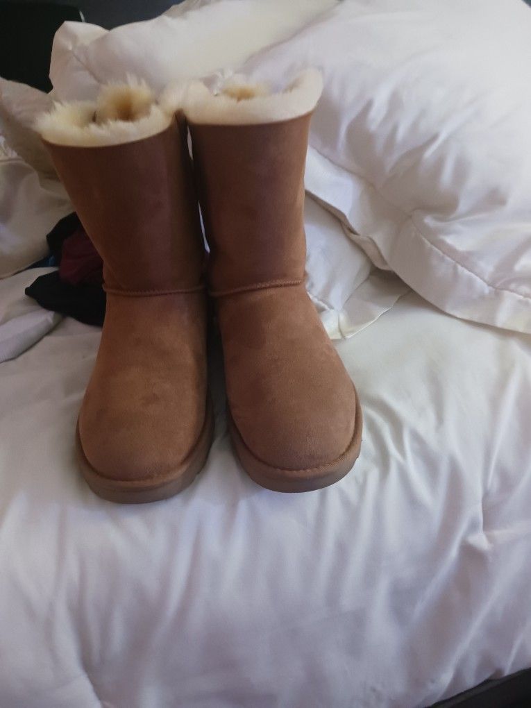 Uggs Classic 2 Bailey Bow Boot Size 9 Chesnut
