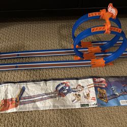 Hot Wheels Action Loop & Launch Set, 2-Lane Racing Set, Include  1 Car)