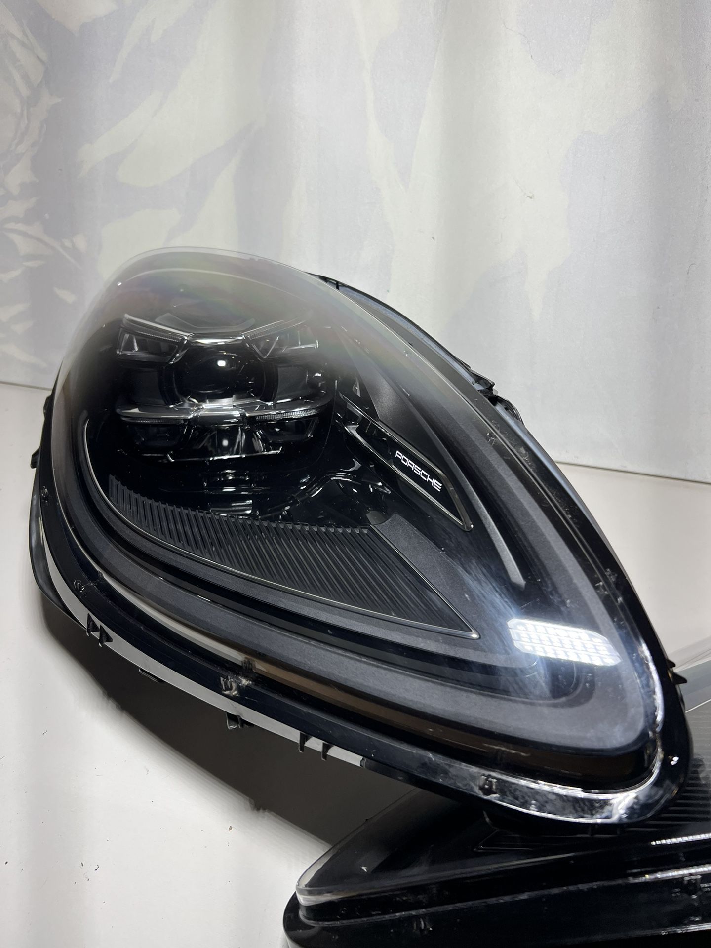 OEM Porsche Macan Headlight – Right (Passenger) – PDLS Part#: 95B.941.016.AB