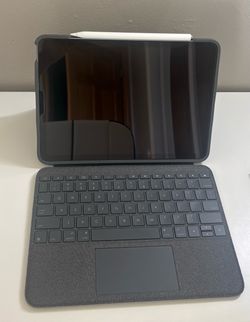 iPad 4th Gen with Logitech Keyboard Case and Pencil