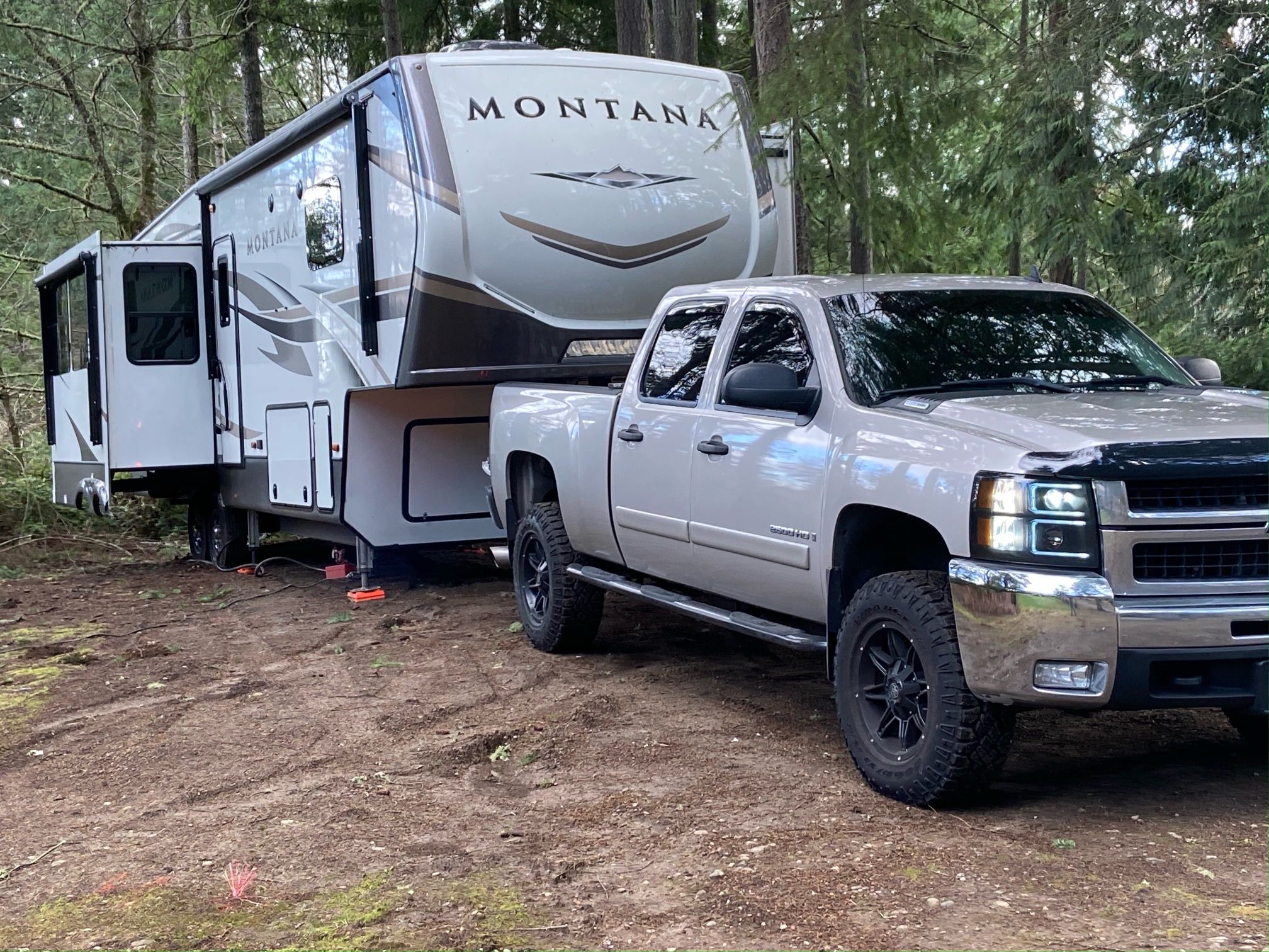 2020 Keystone Montana 3120R with generator