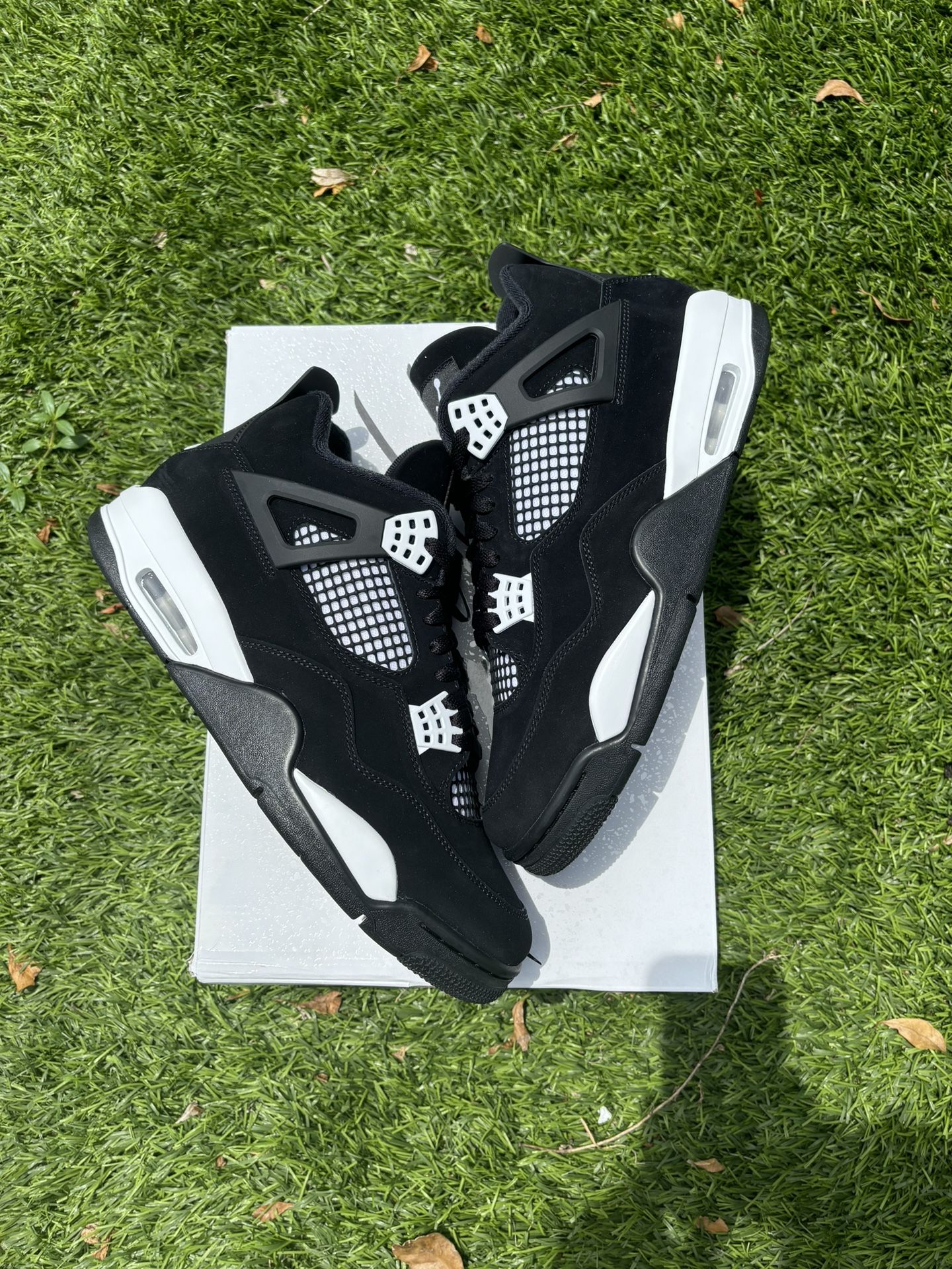 Air Jordan 4 Retro “White Thunder”