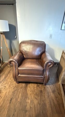 LIKE NEW — BEAUTIFUL HIGH-END TRADITIONAL LEATHER CHAIR -$250