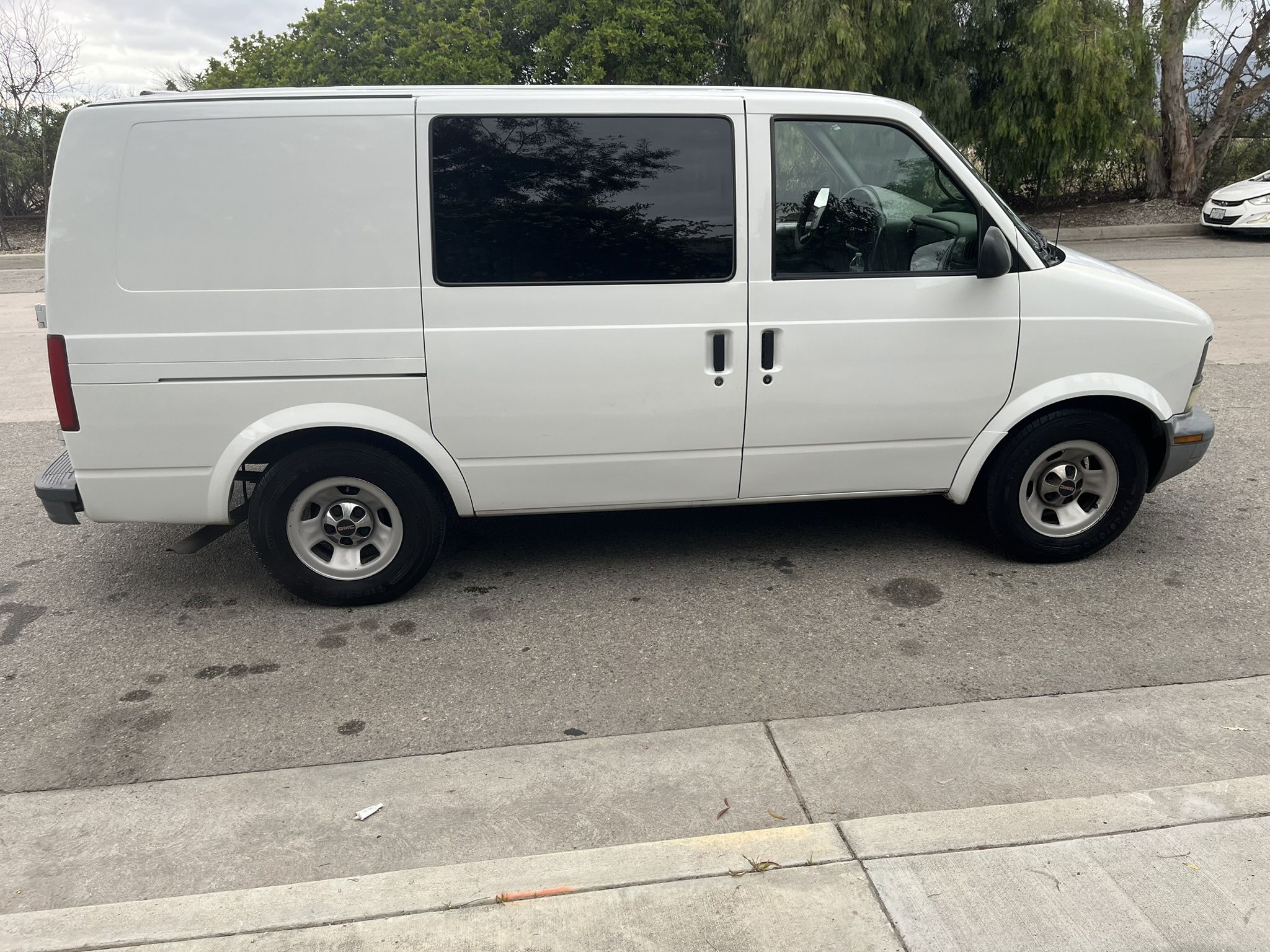 2002 GMC Safari Cargo