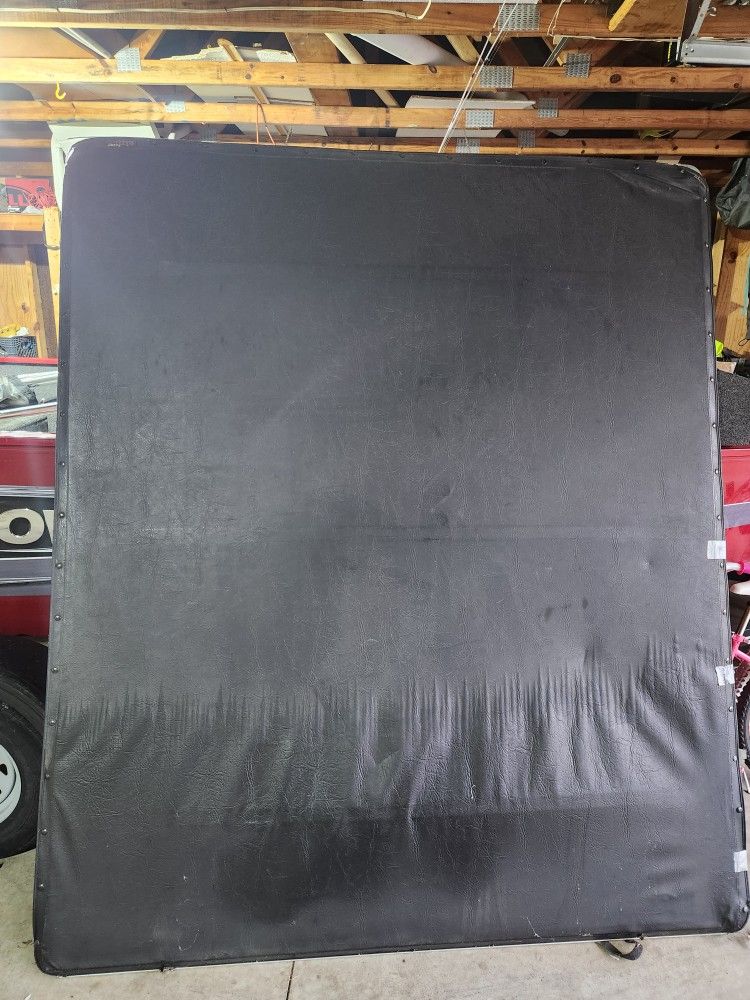 Bed cover. 6 and a 1/2 feet.For a 1500 Silverado.