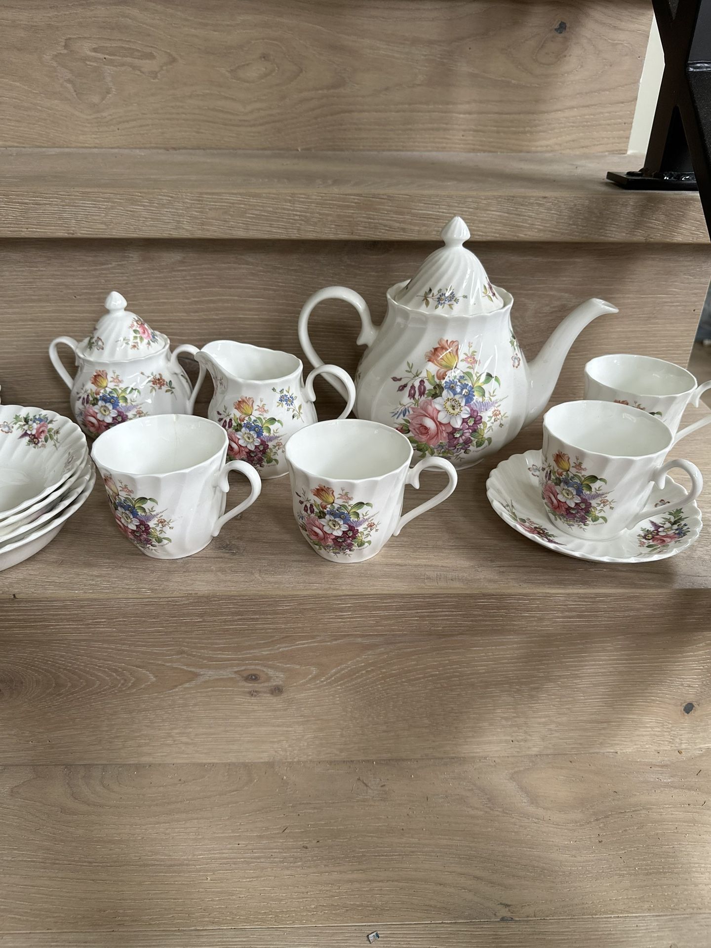 Vintage Aynsley Howard's Spray Floral Pattern Tea set for 4 person (19 Pieces)