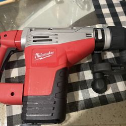 Milwaukee 14 Amp Demolition Hammer 
