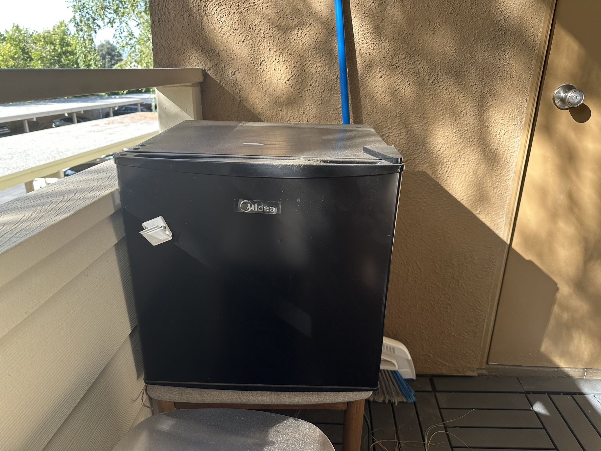 Midea Mini Fridge • Black