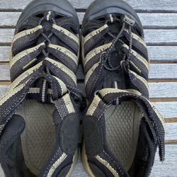 Youth KEEN size 6 sandals