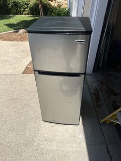 Magic Chef 4.5 cu. ft. 2 Door Mini Fridge HMDR450SE