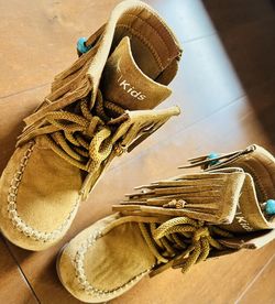 Toddler Fringe Boots – US Kids 9.5 (EU 27) – $10