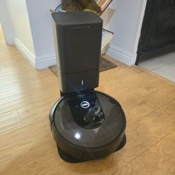 IRobot Roomba i7 Plus Robot Vacuum Cleaner with Automatic Dirt DisposalIRobot Roomba i7 Plus Robot Vacuum Cleaner with Automatic Dirt Disposal
