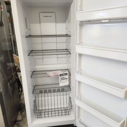Un Refrijerador Una FRIGIDAIRE Cuatro Meses De Garantia Se Yeva Adomisilio Tambien Tenemos Sistema De Finansiar Conpania Acima No Se Nesesita Tener Cr