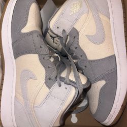 AIR JORDAN 1 MID SE COCONUT MILK SIZE 4Y 