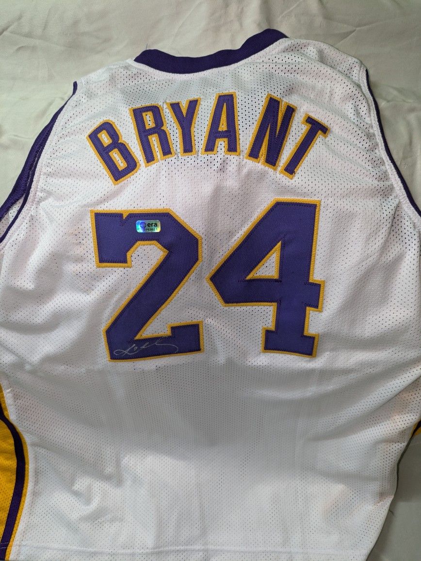Kobe Bryant Los Angeles Lakers Signed Jersey 