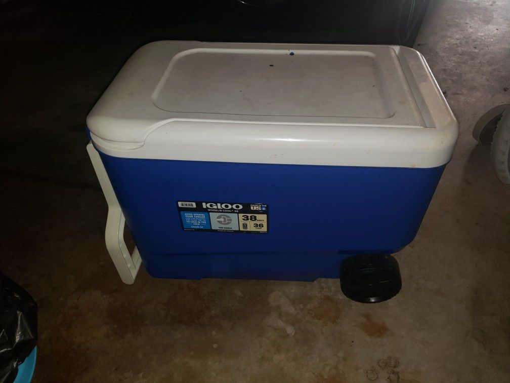 Igloo 38 Quart Cooler With Wheels 
