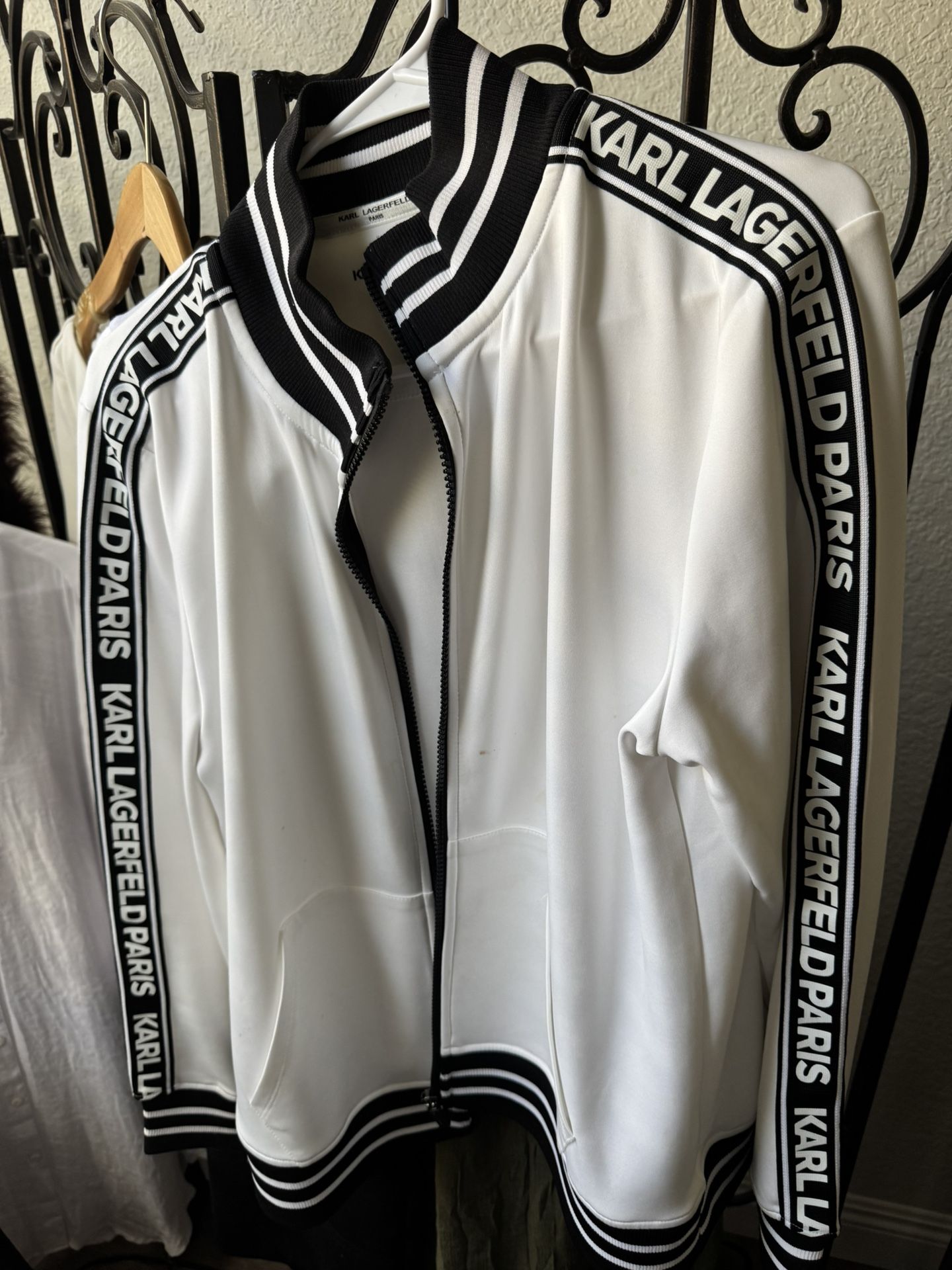 Karl Lagerfield Outfit