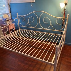 Full Sized Daybed For Sale