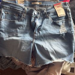 Brand New Levi Shorts Women Size 32