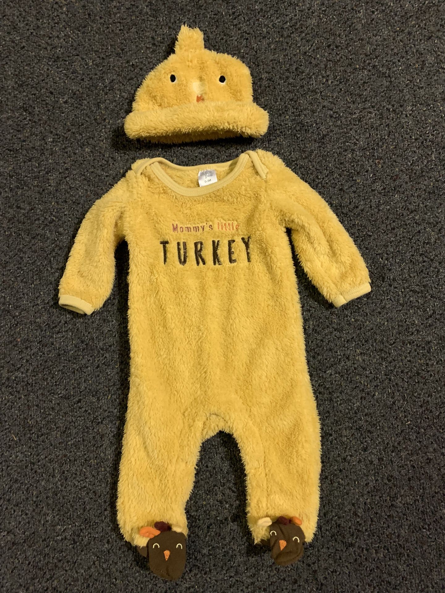 Adorable Mommy’s Little Turkey size 0/3 month super soft fleece thanksgiving romper and hat